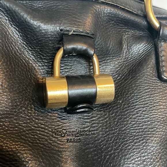 Vintage Authentic YSL, Pebbled leather Muse handbag with padlock key. - Picture 8 of 15